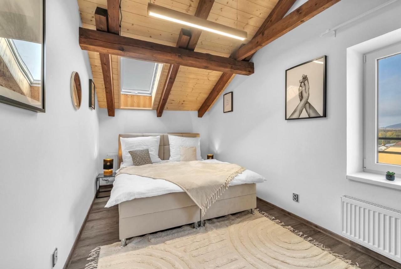 Hotel U Krale Jiriho Stráž pod Ralskem Esterno foto